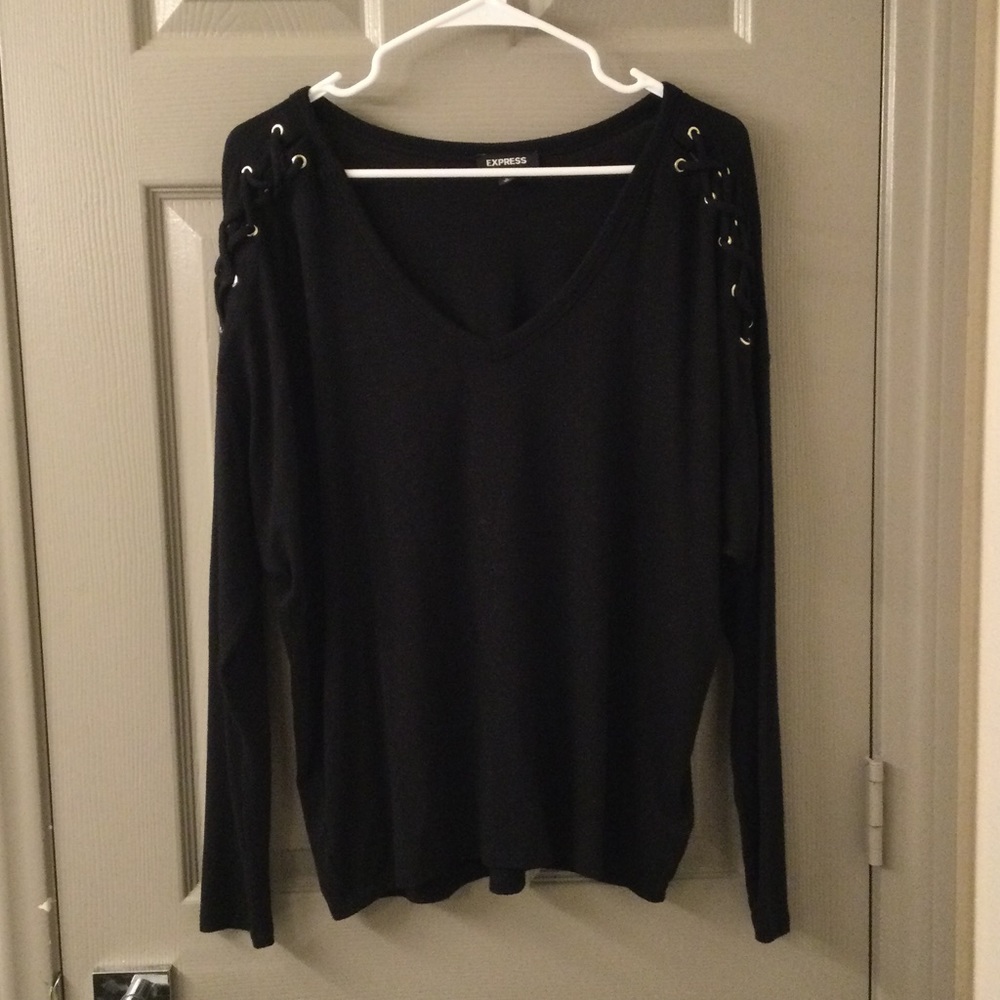 Express detailed shoulder top